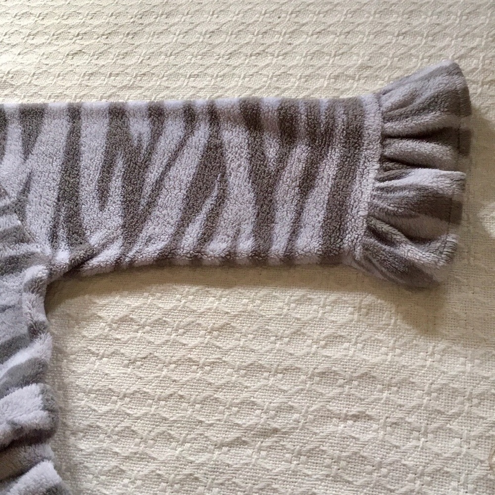 K & C LIGHTWEIGHT PLUSH FLEECE ROBE with RUFFLES - Picture 3 of 6